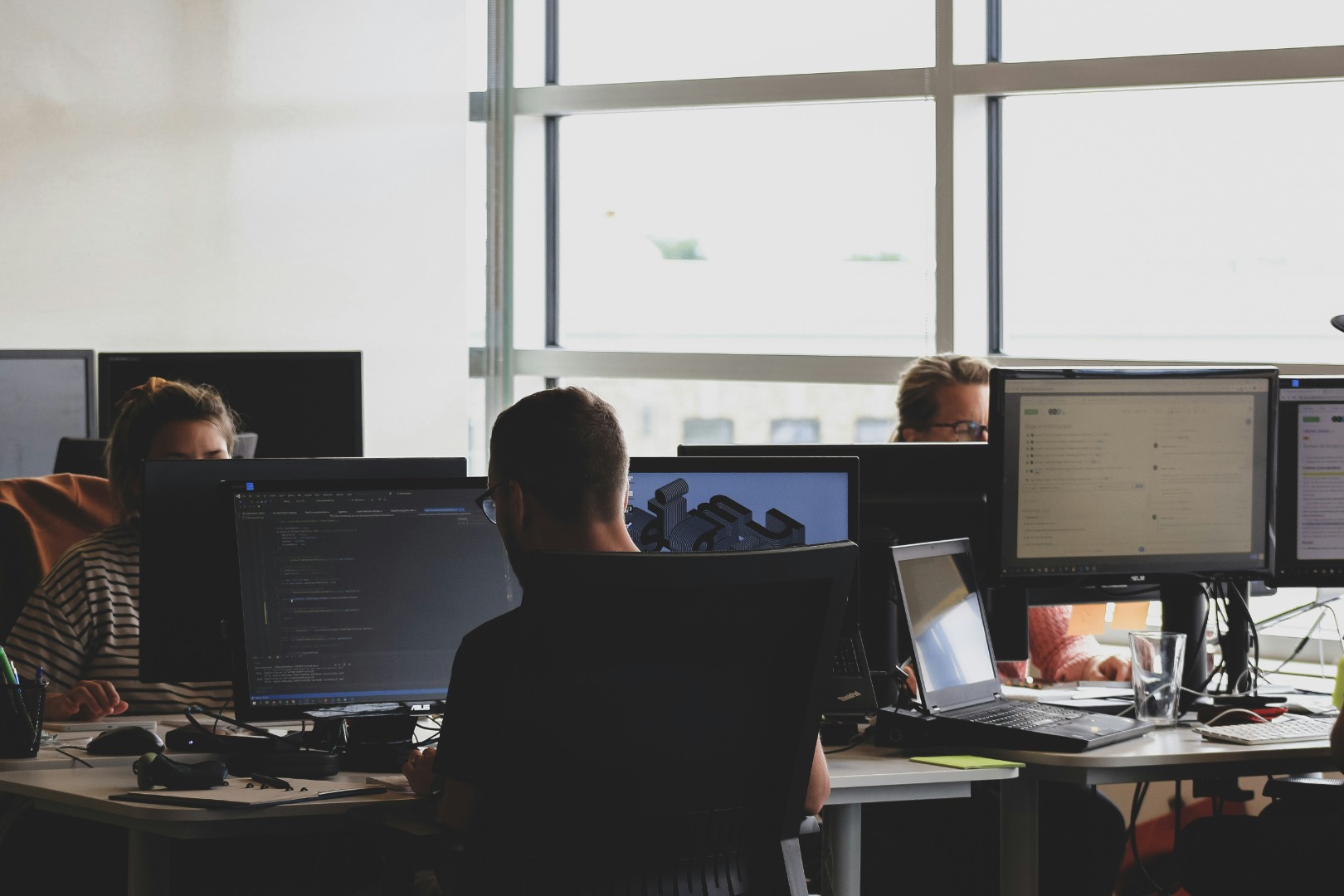 Anthropic’s junior tech hires drop from 27% to 9% as AI use rises | Justo Global