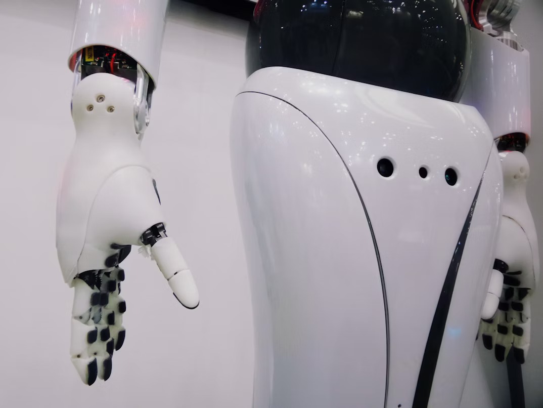 Ant Group's AI Humanoid R1 vs Tesla's Optimus | Justo Global