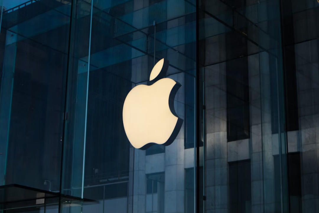  Apple's Billion-Dollar AI Investment to Rival Microsoft & Google | Justo Global