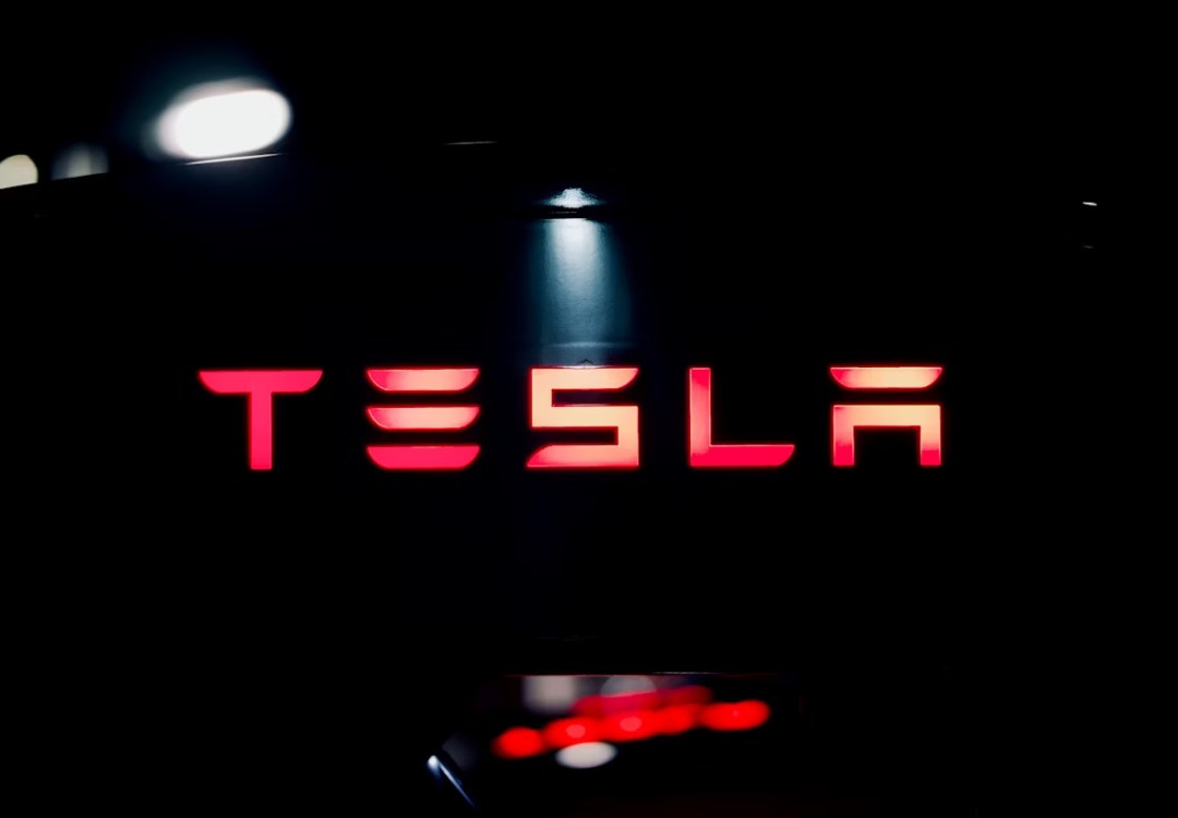 Regulatory Scrutiny on Musk's 'Robotaxis' After Safety Incident | Justo Global