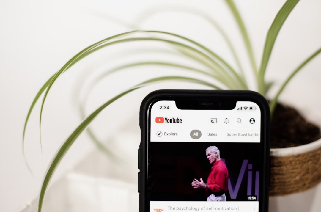 YouTube Leverages AI to Challenge Spotify | Justo Global