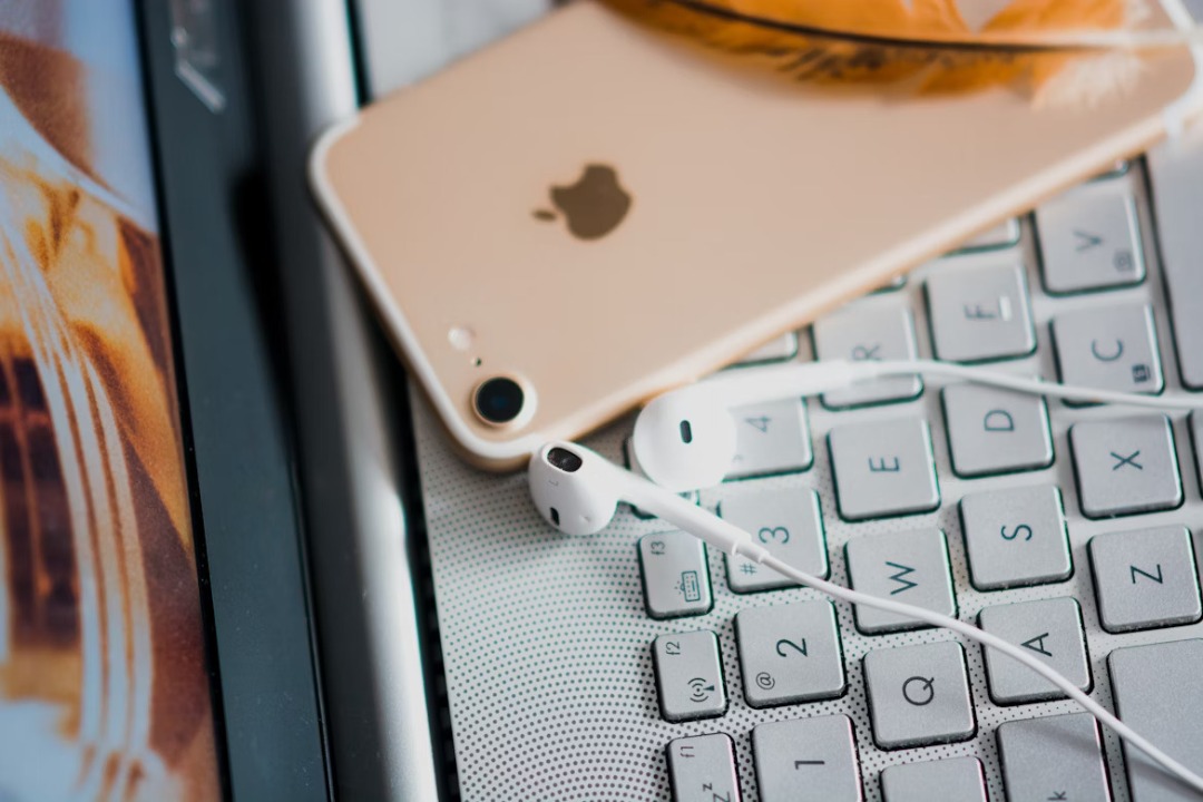 UK Reviewing Apple & Google Over Mobile Dominance | Justo Global