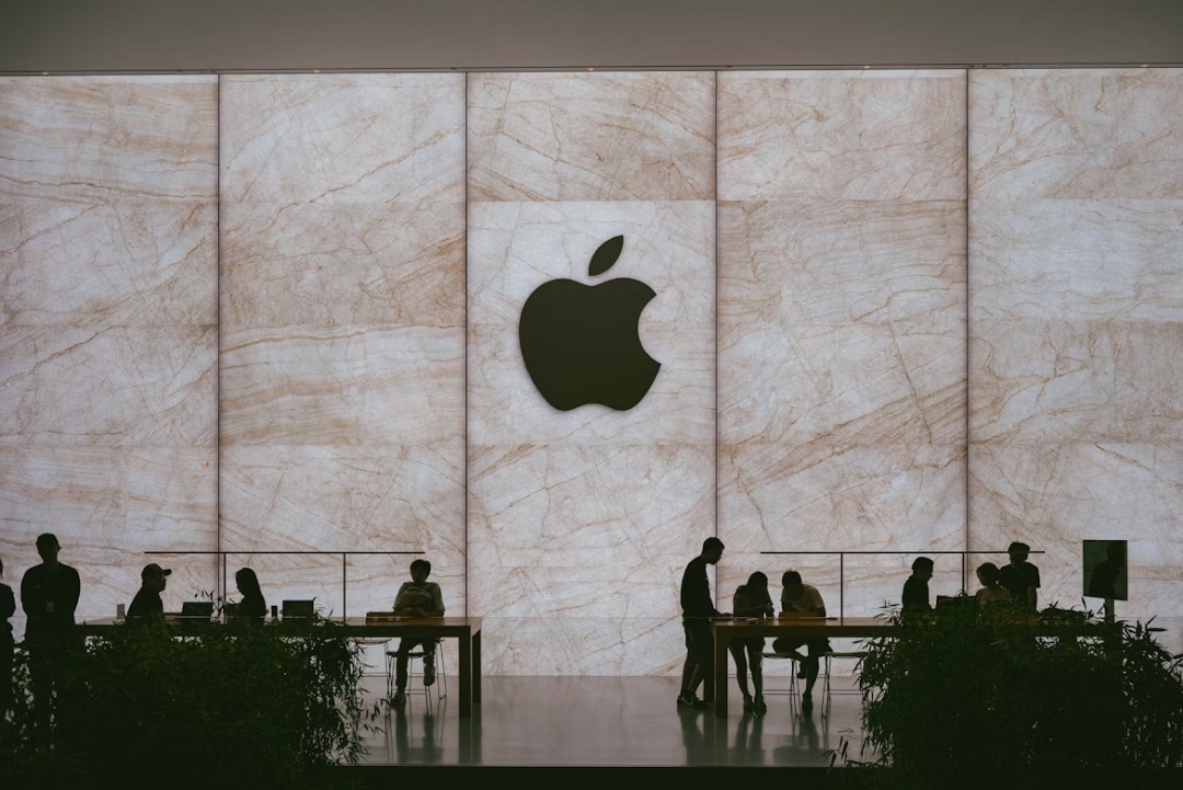  Apple Collaborates with OpenAI & Anthropic to Advance Siri | Justo Global