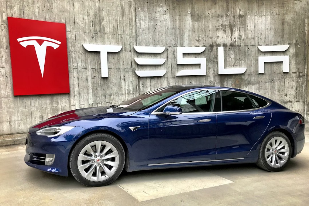 Tesla's New Software: Encourages Texting While Driving | Justo Global