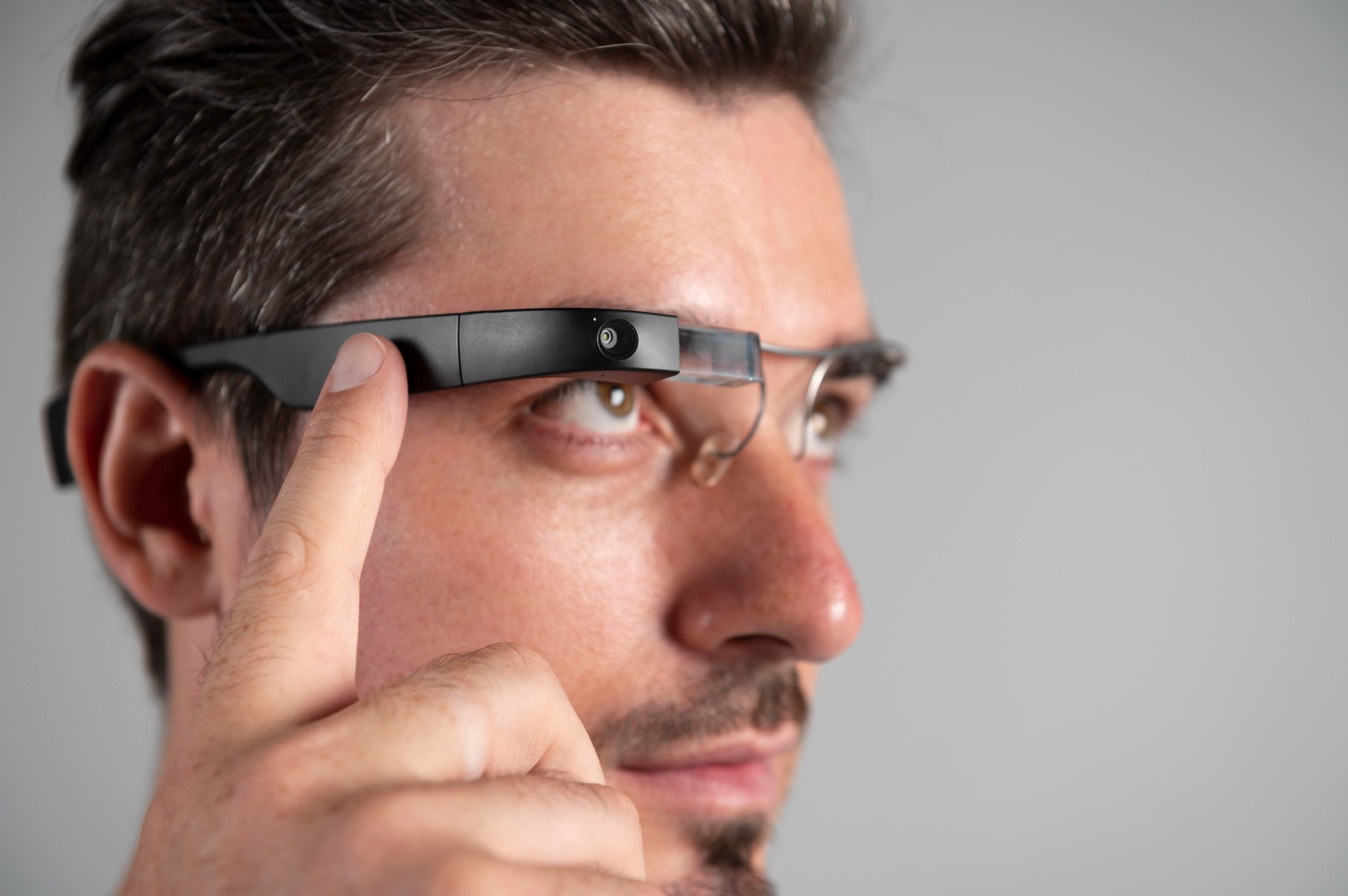Smart Glasses Privacy Risks Spark Contempt Warning | Justo Global  