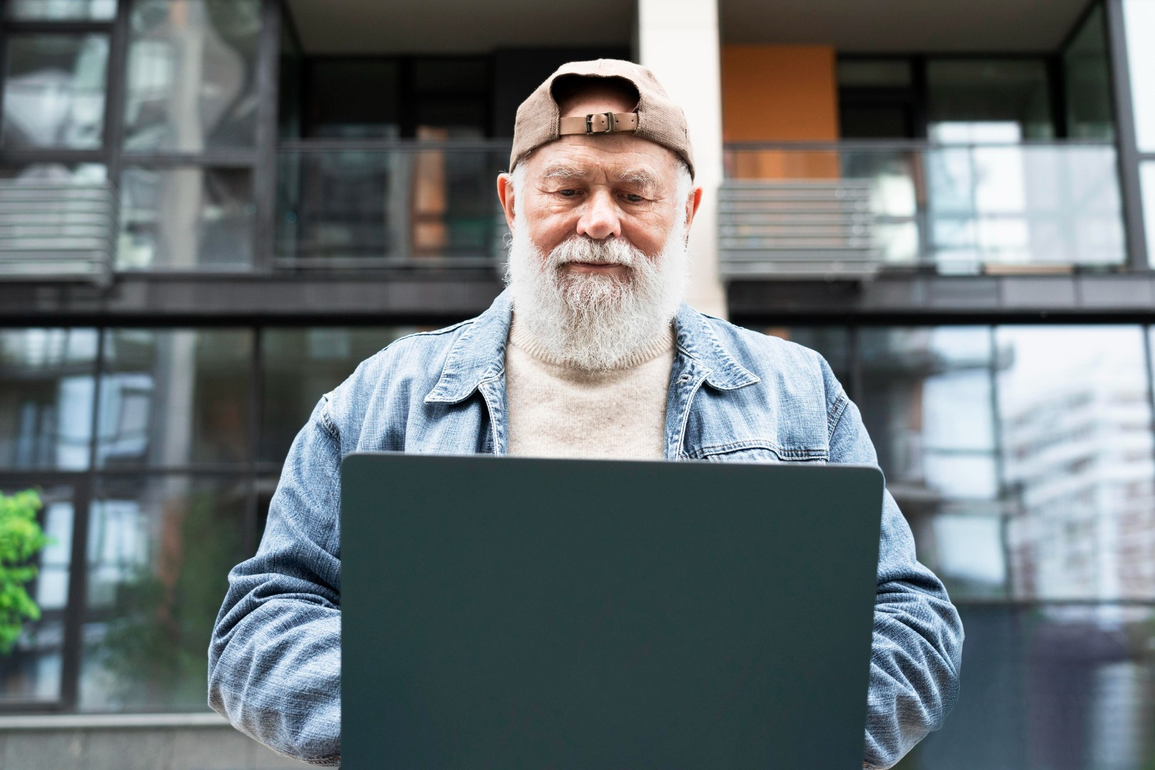 Elderly Americans & AI: Trust Issues Amid Rising Usage | Justo Global 